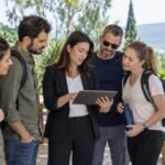 עובדים ומנהלת בוחנים לוח זמנים של יום גיבוש ואירוע חברה