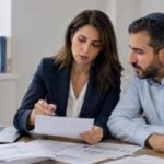 עובד ונציגת שכר בוחנים הפקדות חסרות לקרן הפנסיה