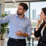 עובד מכירות ומנהלת משאבי אנוש בוחנים שינוי במודל עמלות ויעדי מכירות